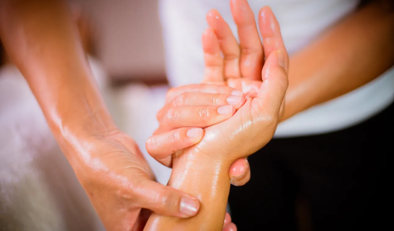 Top Rehab Wellness Etobicoke: Benefits of Hand Massage & Physical Therapy
